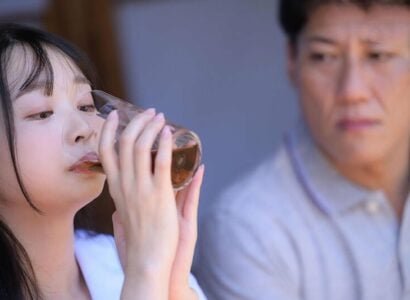 Chú phát hiện cháu gái có bạn trai nên tức giận và bạo hành