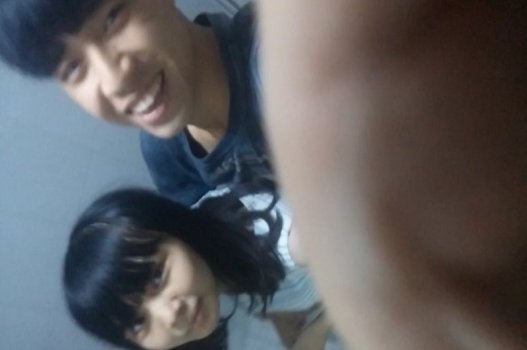 Đôi gái mới lớn đã rủ nhau vào toilet và cãi nhau